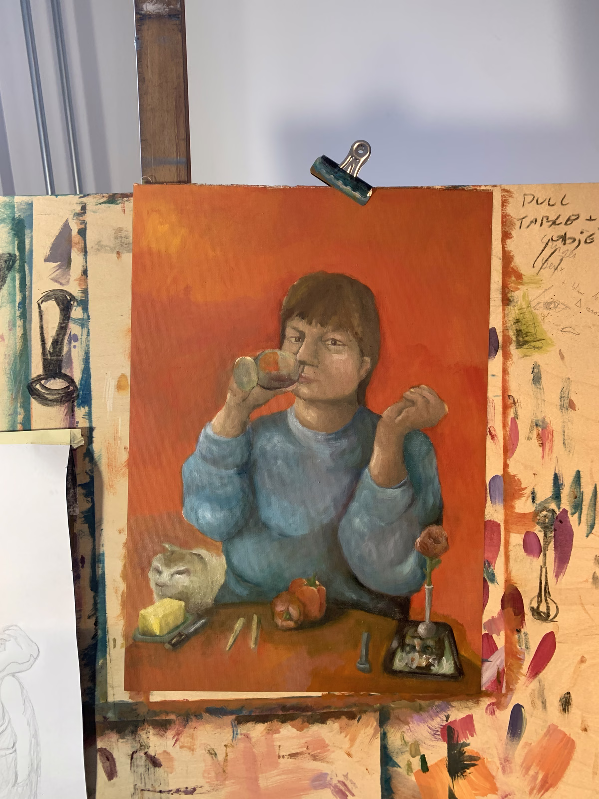 L. boit un verre